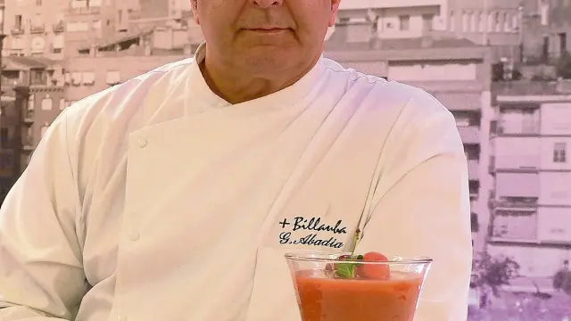 Greogrio Abadía, chef del restaurante +Billauba, con el gazpacho de cerezas y sandía.