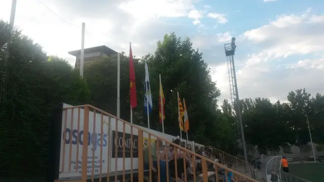 La bandera del Real Madrid en el campo municipal Torre Ramona el pasado jueves.