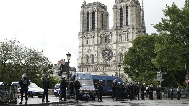 Despliegue policial frente a la catedral parisina.