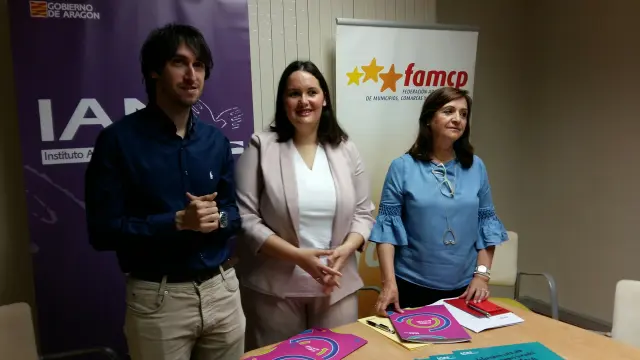 Adrián Gimeno, Natalia Salvo y Carmen Sánchez, este miércoles, en la presentación de la campaña en Zaragoza