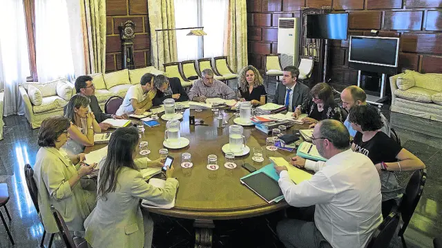 La comisión de estudio de las deudas se reunió ayer en el Ayuntamiento de Zaragoza.
