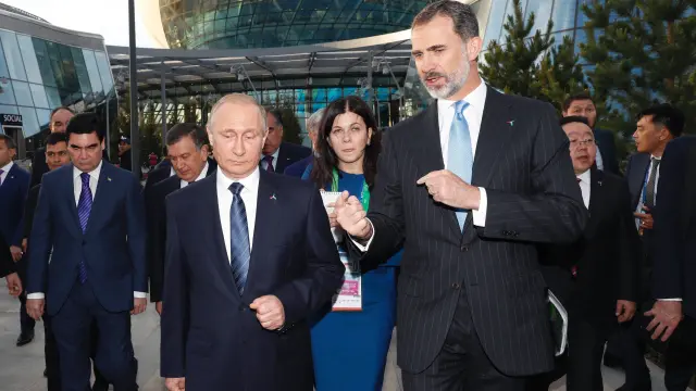 Felipe VI charla con el presidente ruso.