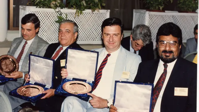 Vicente Calatayud (el segundo por la izquierda) reconocido en uno de los congresos de la asociación hispano siria