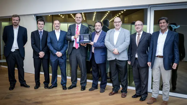 Varios miembros de la junta directiva de IDiA y los premiados, excepto Alejandro Felipe Gimeno, que no aparece en la imagen