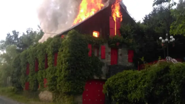 Las llamas arrasaron la casa pero no se extendieron al bosque.