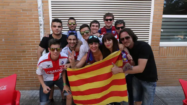 La afición del Huesca apoya a su equipo en Valencia.