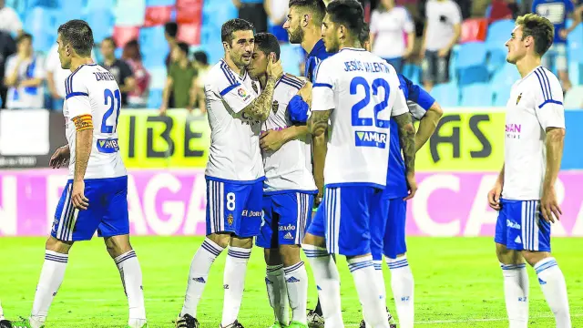 Los jugadores del Real Zaragoza se abrazan en el centro del campo al término del partido de ayer.