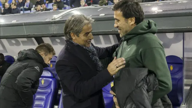 Natxo González, a la izda., saluda a Raúl Agné en la visita que hizo en noviembre a La Romareda al frente del Reus.