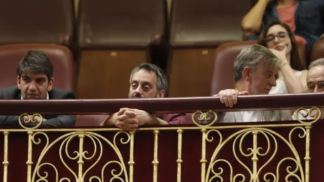 El alcalde de Zaragoza, Pedro Santisteve, sigue la moción de censura desde la tribuna del público.