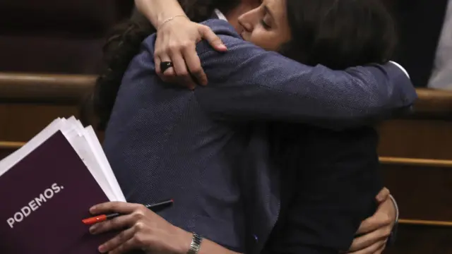 El abrazo de Pablo Iglesias e Irene Montero después de dos horas y cuarto de intervención en el debate de la moción de censura.