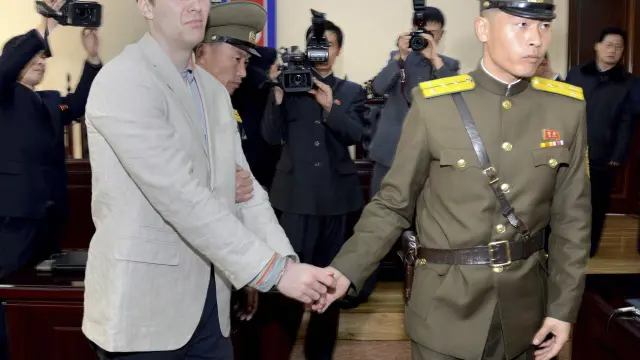 Corea del Norte libera a un estadounidense en estado de coma