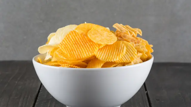 Patatas fritas, palomitas, galletitas saladas y dulces son una trampa para no parar de comer.