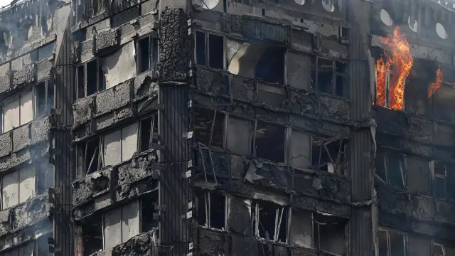 El edificio incendiado en Londres.