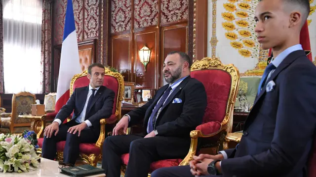Macron junto al rey Mohamed y su hijo, el príncipe Mulay, este miércoles en Rabat.