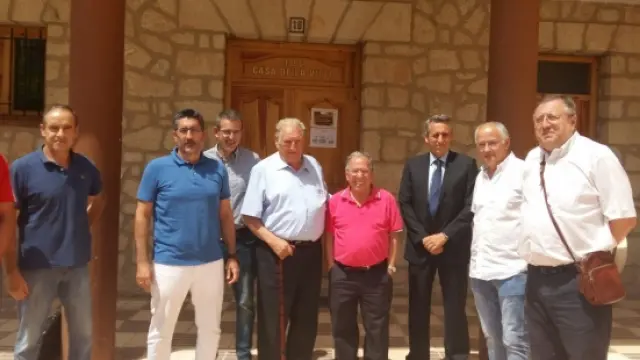 Los representantes municipales y sociales de Gargallo y los del Gobierno de Aragón, ante el Ayuntamiento.