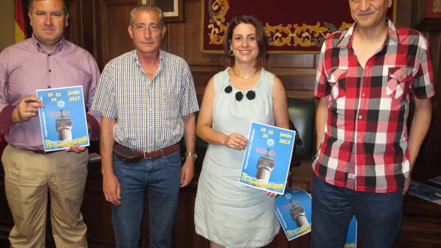 La alcaldesa de Teruel, Emma Buj, y el concejal de Cultura, José Luis Torán primero por la izquierda-, con los organizadores de congreso de esperanto.
