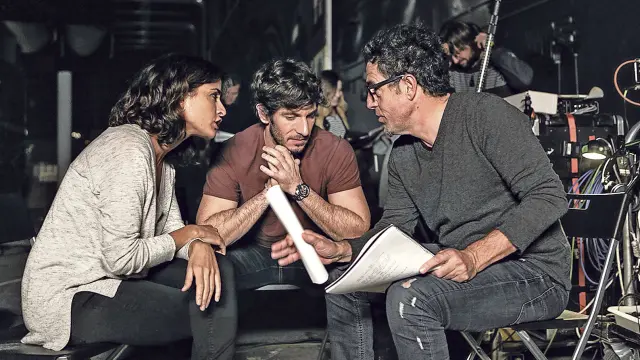 Los actores Inma Cuesta y Quim Gutiérrez reciben indicaciones durante el rodaje de la serie 'El accidente'.