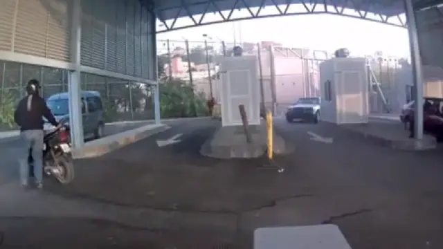 Momento en que el coche irrumpe en el control, en una imagen del vídeo publicado en Twitter por el ministor Zoido.