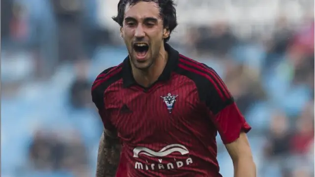 Eguaras, celebra un gol marcado con el Mirandés al Real Zaragoza hace dos campañas en La Romareda.