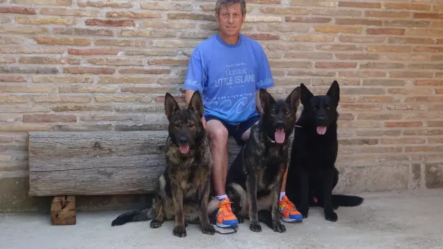 José Ignacio Aguinaga, propietario del centro canino Usurbe, con Juma, Sanny y Nero, tres perros pastor alemán DDR