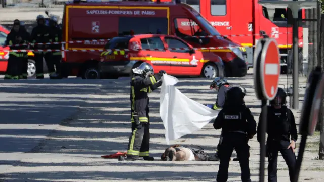 Un coche impacta contra un furgón policial en los Campos Elíseos de París