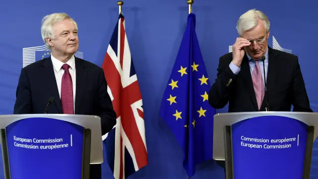 El secretario de Estado Británico para la salida de la UE, David Davis, y el negociador europeo, Michel Barnier. 