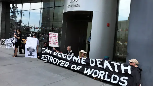 Detenidos activistas antinucleares en una protesta en Nueva York.