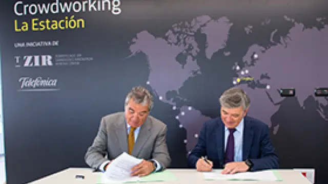 Alfonso Solans, presidente del grupo Iberebro, e Ignacio Marín, presidente del grupo HMY Yudigar, firman el acuerdo de adhesión a la aceleradora T-ZIR