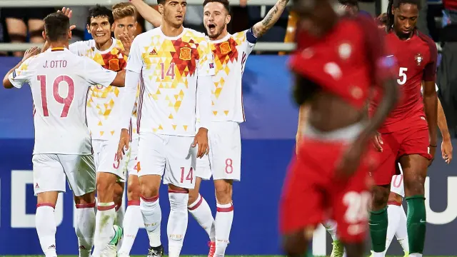 Los jugadores de España celebran el triunfo ante Portugal.