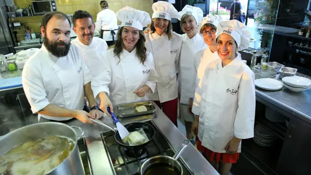 Gallego, Acedo, Solana, Sasot, García, Esteban y Herce, preparando una de las recetas.