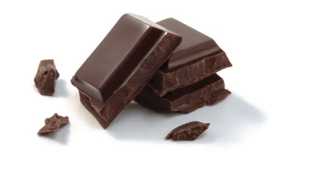 El cacao del chocolate negro es rico en antioxidantes y flavonoides, que hidratan la piel.