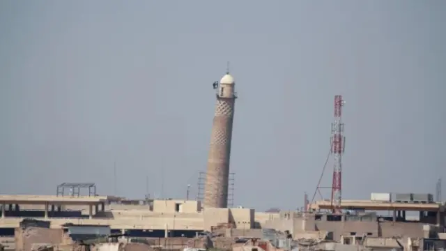 Al fondo, el minarete de la mezquita que ha sido destruida este miércoles en Mosul por parte del Estado Islámico.