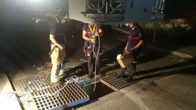 Los  bomberos, en plena operación de rescate