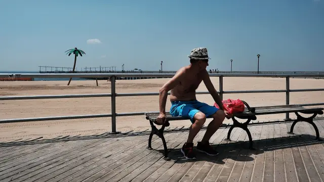 Un hombre soporta el calor en Coney Island