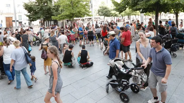 Quedada reivindicativa para dar de mamar en la plaza de España