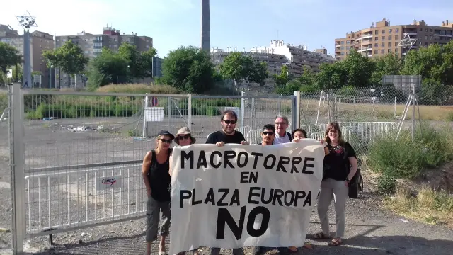Representantes de los vecinos y ecologistas que se oponen al proyecto de la macrotorre.