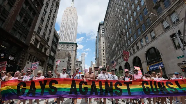 Cientos de personas han participado este domingo en el desfile del Orgullo Gay.