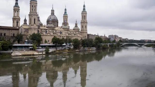 El río Ebro, a su paso por Zaragoza, con el caudal visiblemente más alto que en días pasados.