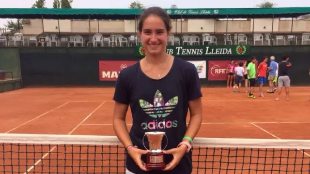 Carlota Martínez, con su copa de campeona cadete.