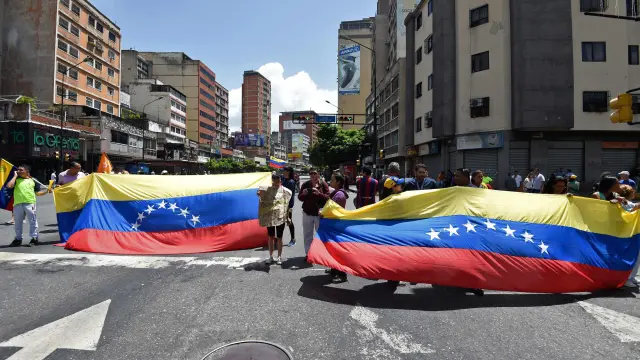 Decenas de vías cortadas por protestas antigubernamentales en Caracas.