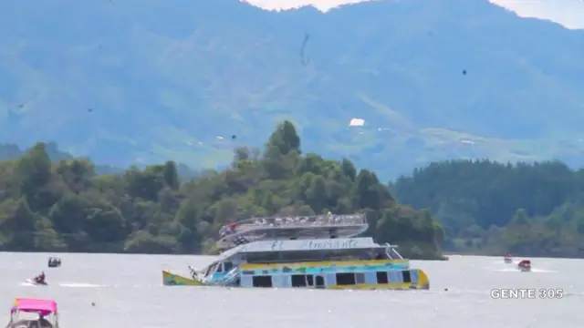 El barco se hundió ante la mirada de cientos de turistas.