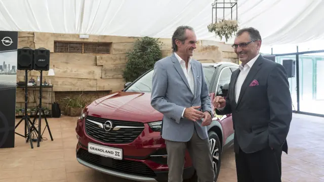 Enrico de Lorenzi y Antonio Cobo, director general comercial y director general de GM_España, con un Grandland X, ayer en Pedrola.