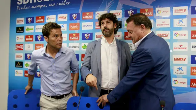 Rubi, nuevo entrenador del Huesca, Emilio Vega, director deportivo y Agustín Lasaosa, presidente.