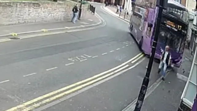 Momento en que el hombre es arrollado por el autobús, el pasado sábado en Reading (Reino Unido).