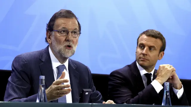 Rajoy junto a Macron en la rueda de prensa.