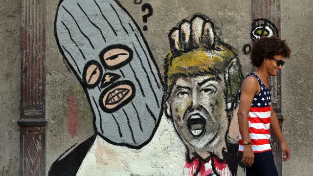 Un grafiti de Trump decapitado "ilustra" una transitada calle de La Habana.