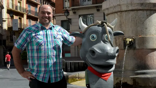 Jorge Martín, con el cabezudo del toro ensogado.