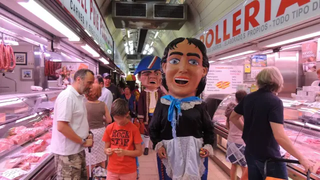 La comparsa de Cabezudos Exaltados visitó el Mercado Central el pasado sábado