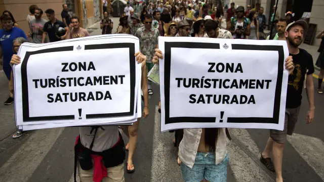 Vecinos disfrazados de turistas y una 'meada colectiva' en protesta por la 'turistificación' del centro de Valencia.
