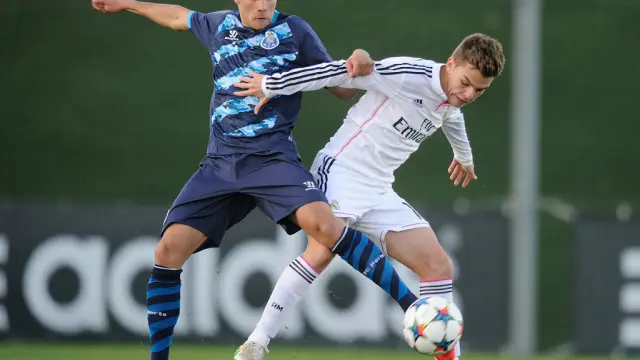 Aleix Febas protege la pelota frente a un rival del Oporto en un partido de la Liga de Campeones juvenil de hace dos temporadas.